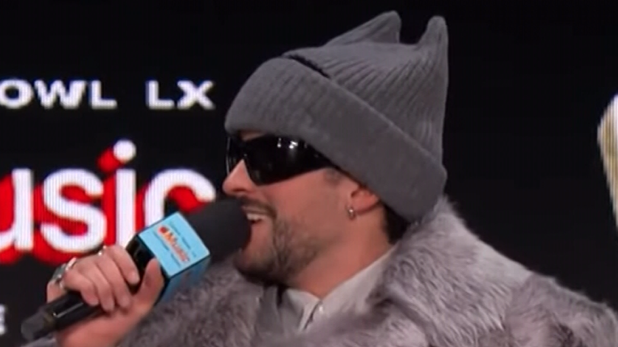 Bad Bunny ontwijkt vragen over verrassende gasten tijdens de rust van de Super Bowl