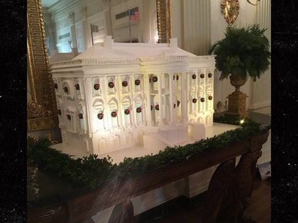 1127-white-house-ginger-bread-house-300-lbs-of-dough-TWITTER-01