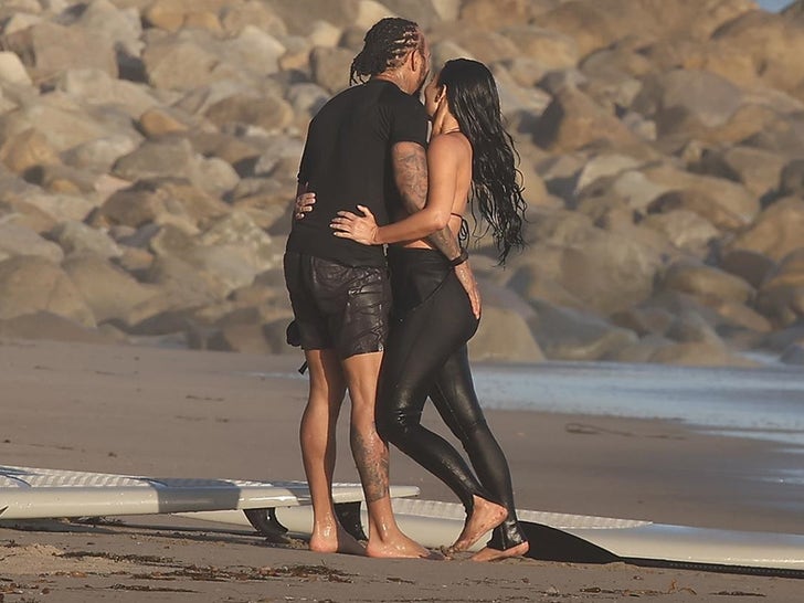 nuk-permbahen-kim-dhe-lewis-puthje-e-perqafime-ne-uje