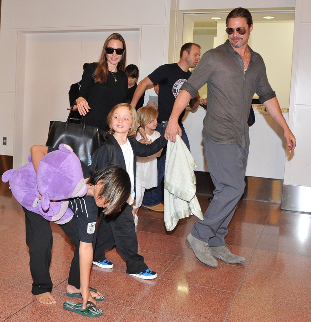 brad_pitt_angelina_jolie_couple_wedding_married_photos_0114