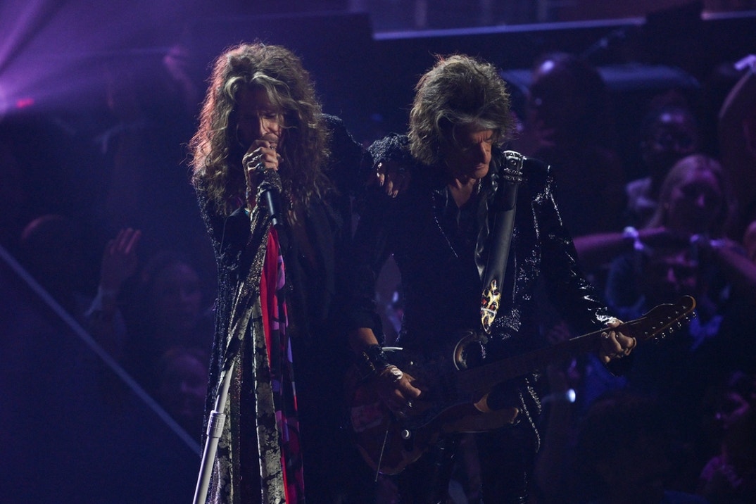 Steven Tyler (L) and US musician Joe Perry