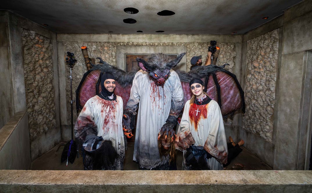Jack and Pearl Osbourne as scareactors at HHN-USH 10-1-26