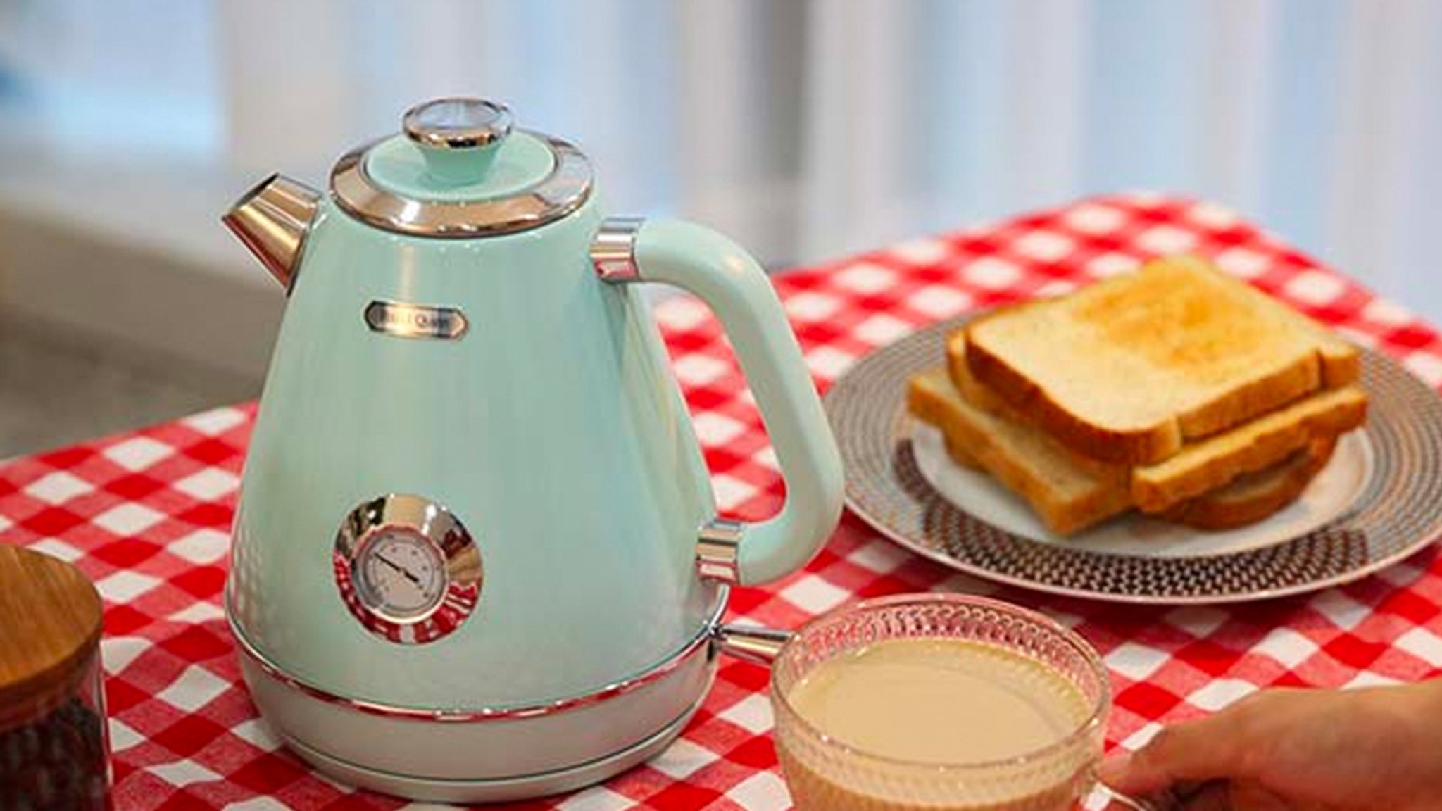 This Retro Tea Kettle Is $20 Off and Will Look So Cool On Your