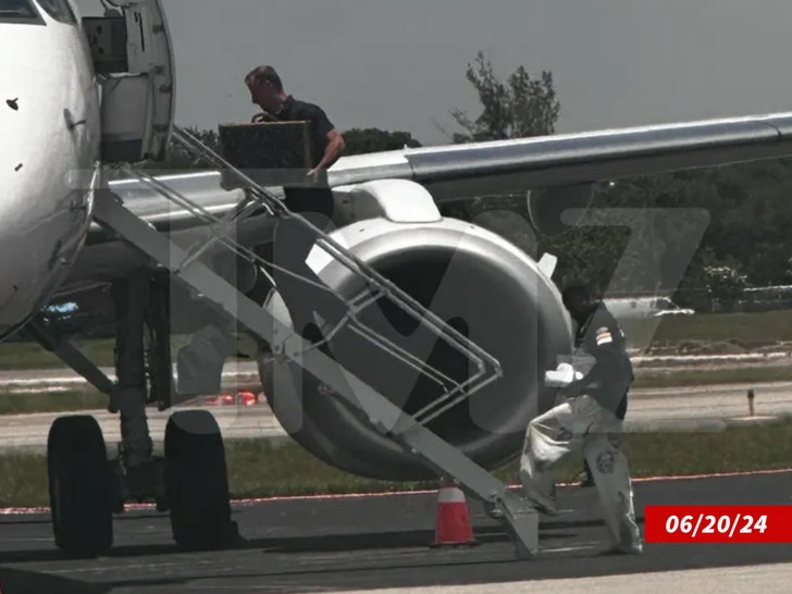 travis scott embarcando no avião