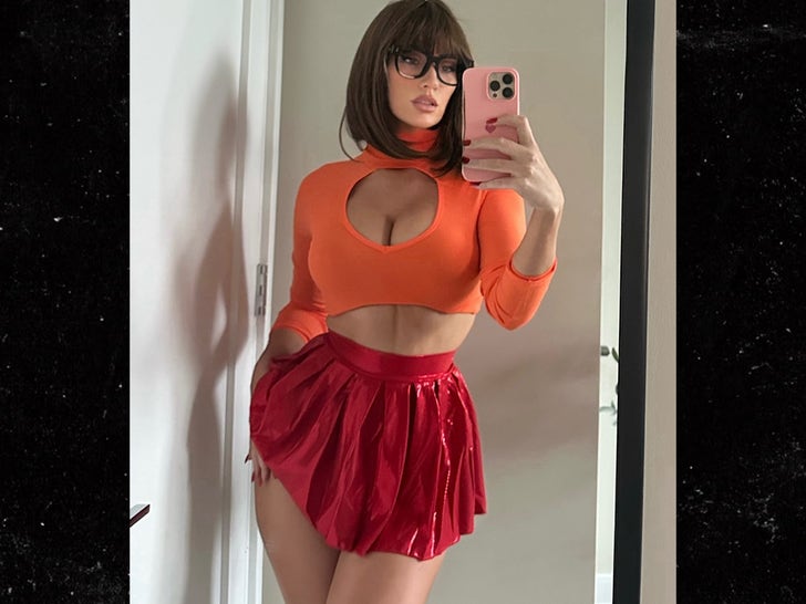 1001-Scooby-Doo-Costumes-Celebs-Sub1