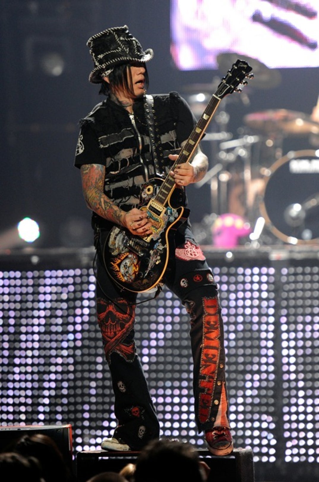0401_gunsnroses_performance_06