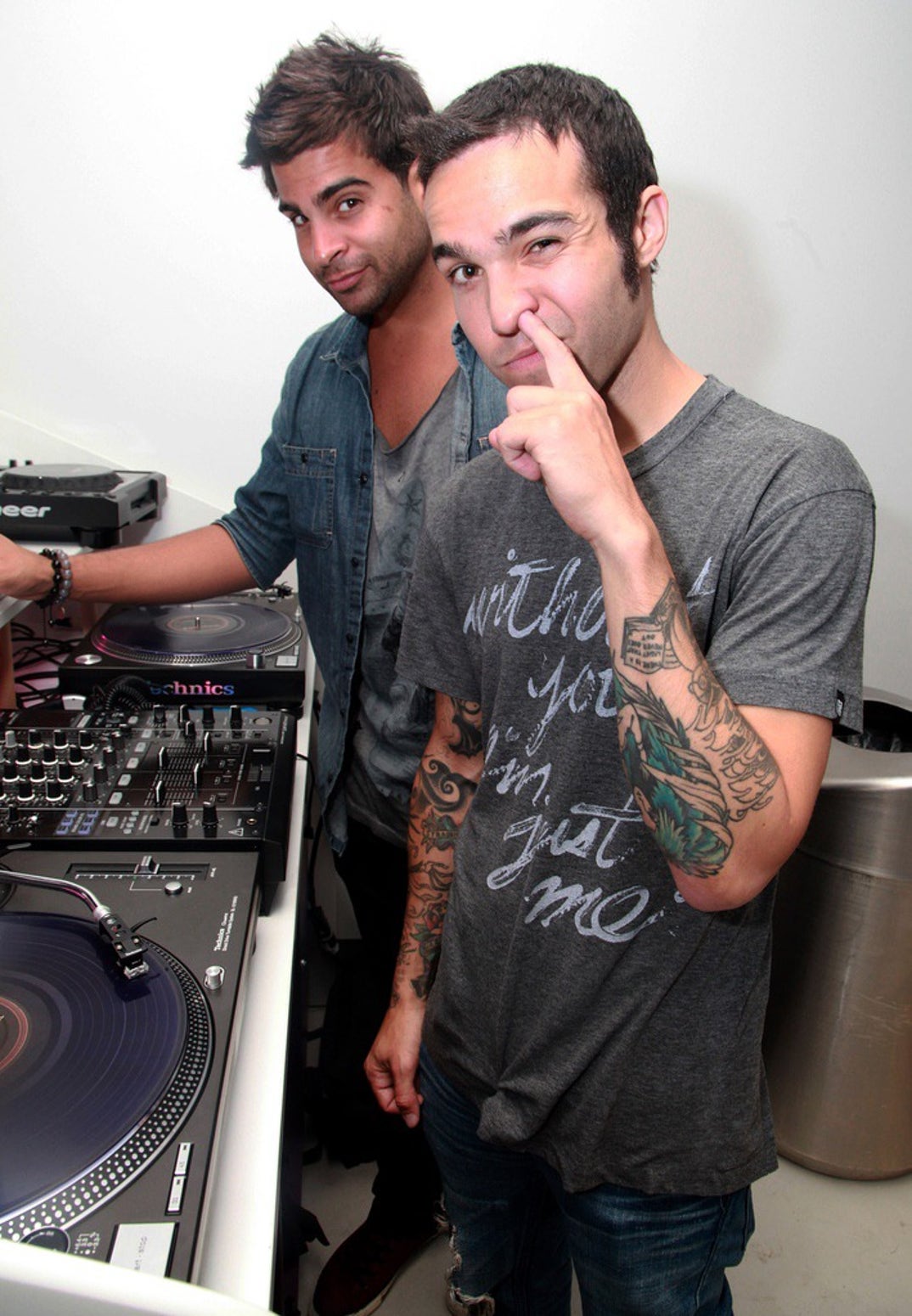 Celebrities picking their nose in public, image size:1074x1550