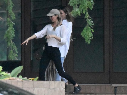 Gisele Moving Into New Home With Help From Joaquim Valente Associate Photos 0