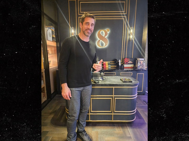 aaron rodgers and eight cigar lounge resorts world 1