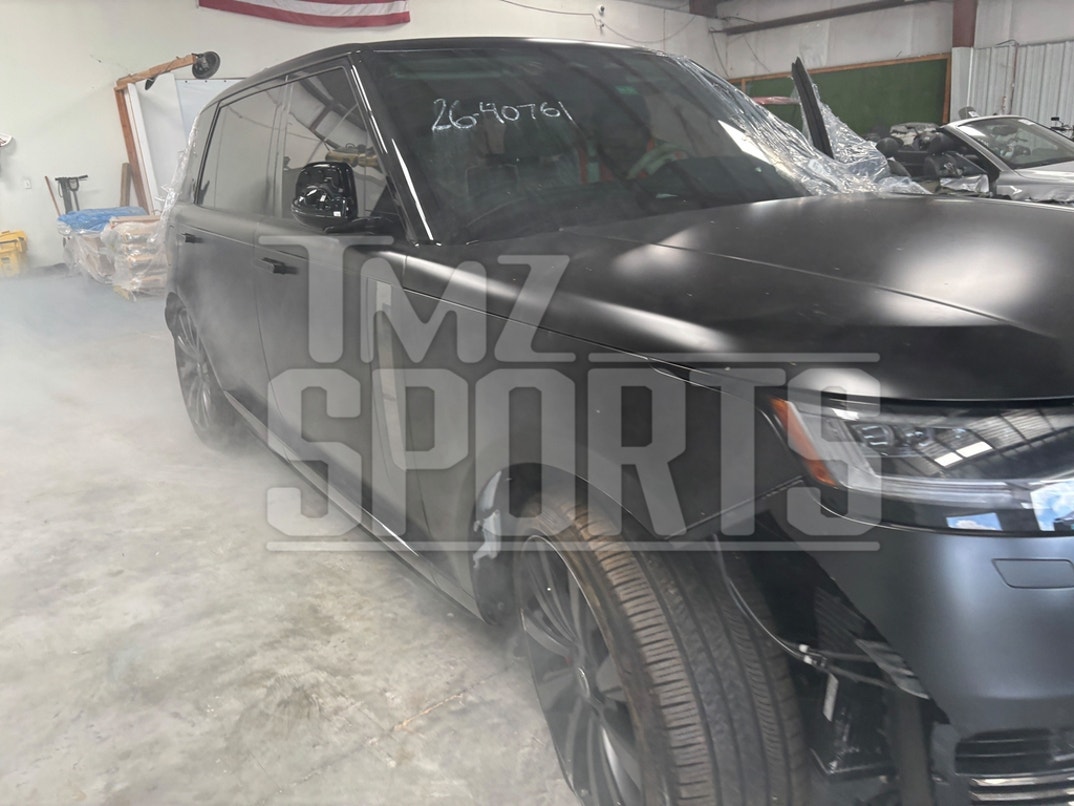 Tiger Woods Car Crash Aftermath Photos 11