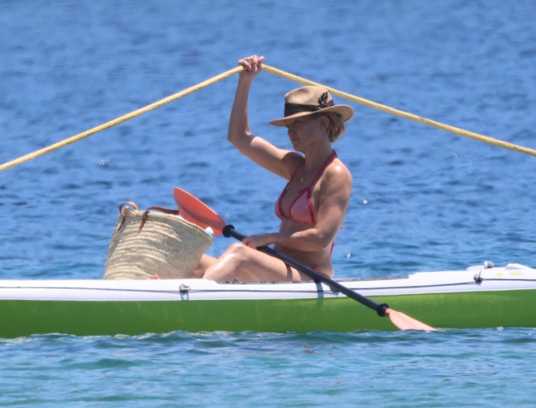 Kate Hudson Paddle Boarding Fam Vacation 2