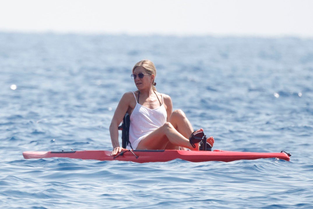 Jennifer Aniston Courteney Cox Pedro Pascal Jim Curtis Yacht Mallorca 9