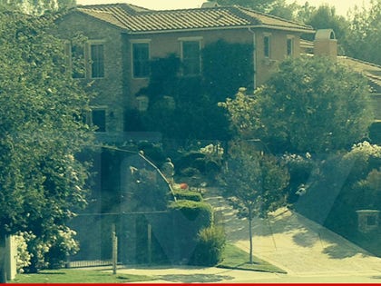 selena-gomez-HOUSE-GATE_1