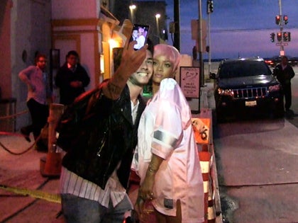 052314_rihanna_primary