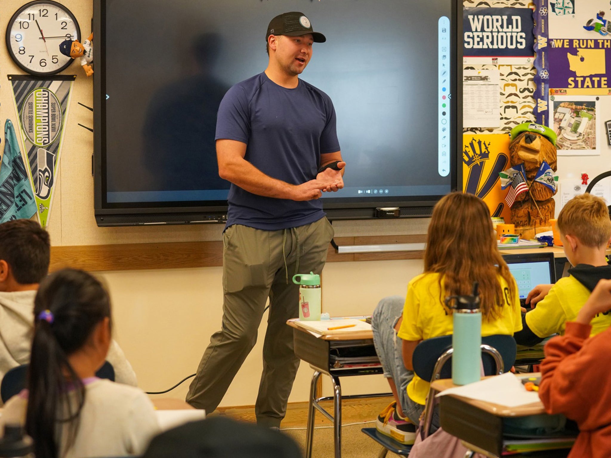 Mariners catcher Cal Raleigh visits school kids from viral Big