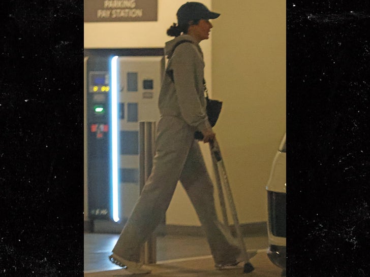 0829-Sandra-Bullock-Crutches-SUB