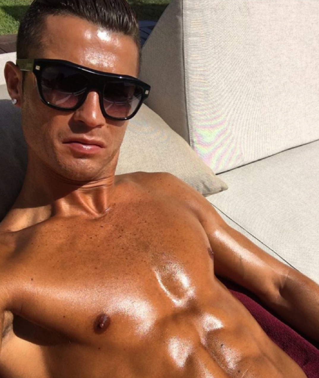 0110_Cristiano_Ronaldo_Shirtless_Shots03