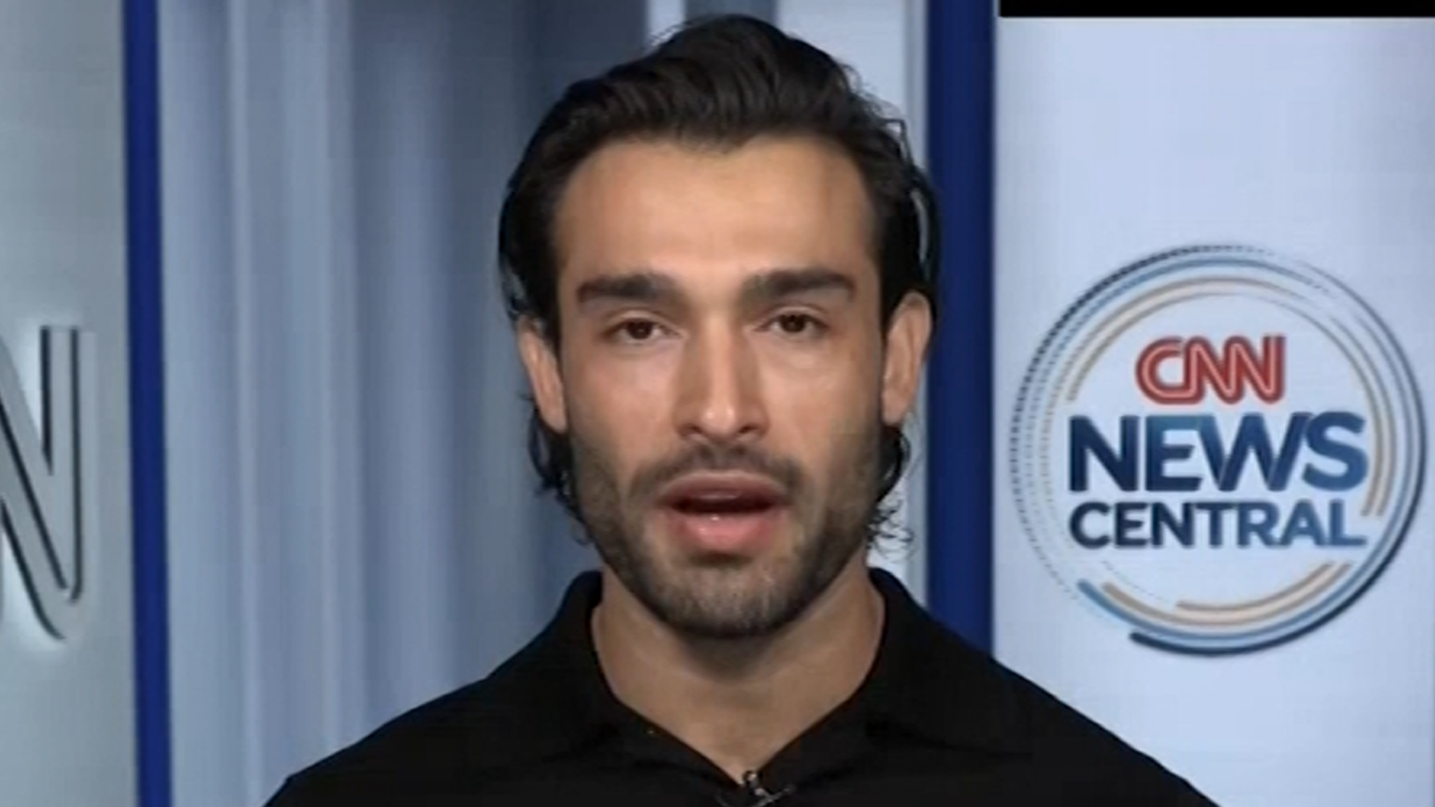 Sam Asghari spreekt met familie en vrienden in Iran, terwijl Israël toeslaat