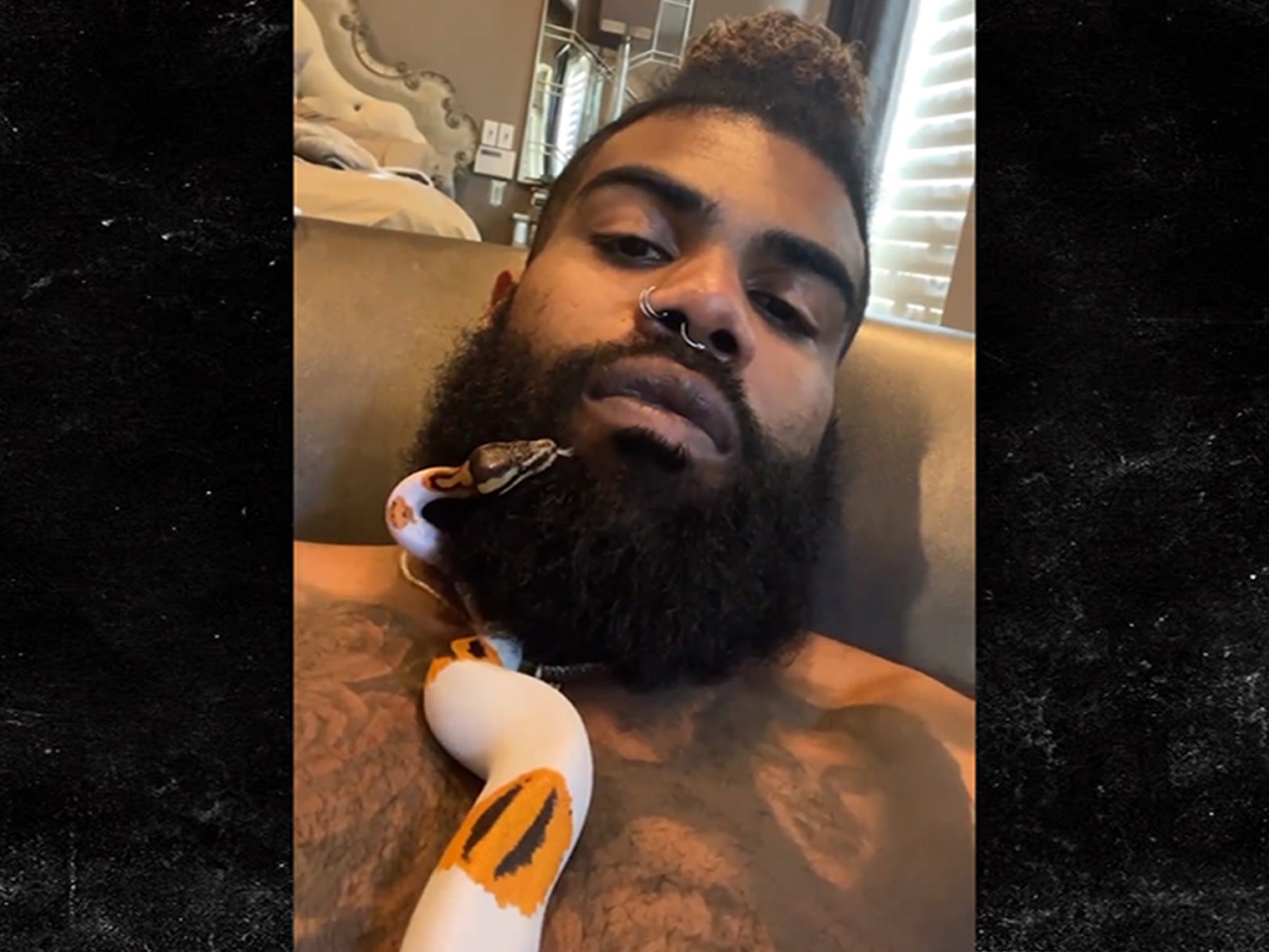 Ezekiel Elliott Lets Pet Snake Crawl All Over His Face In Hair