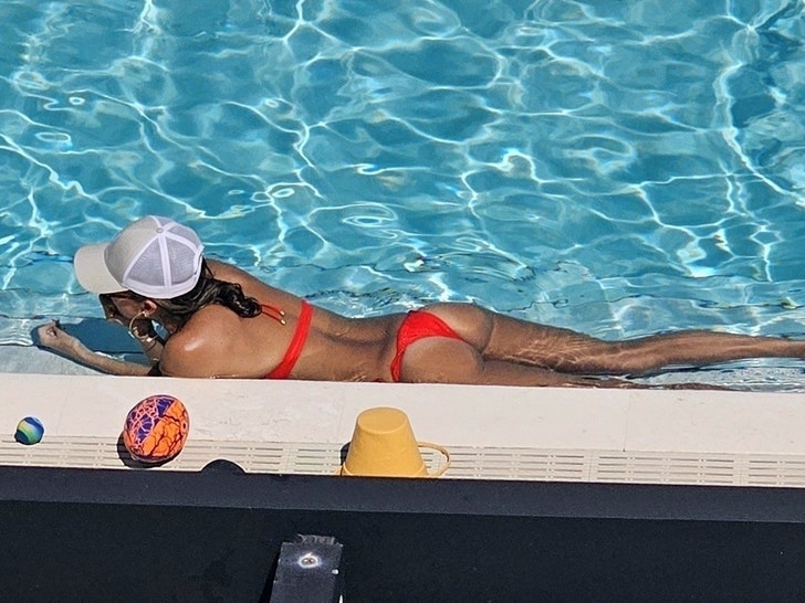 Jessica Alba Shows Off Her Toned Physique Backgrid 2