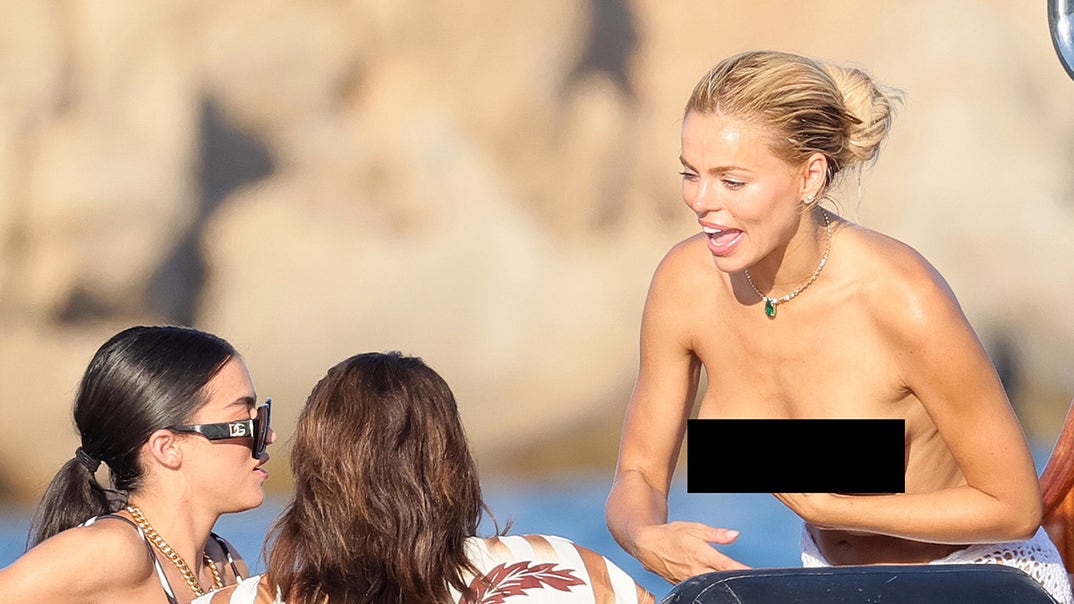 0810-Brooks-Nader-Topless-Family-Vacation-PRIMARY