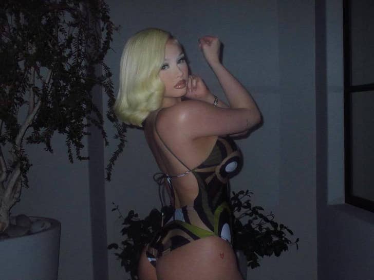 Alabama continua nadando em Pustram em Pucci Pucci como modelo em Pucci Pucci