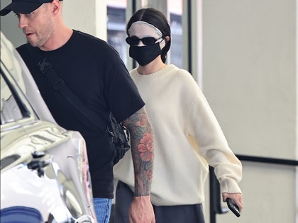 Selena Gomez at doctors office backgrid 1
