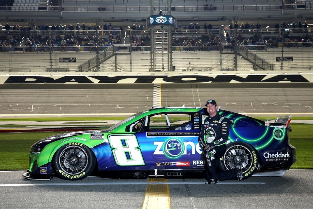 kyle busch on the track Photos4