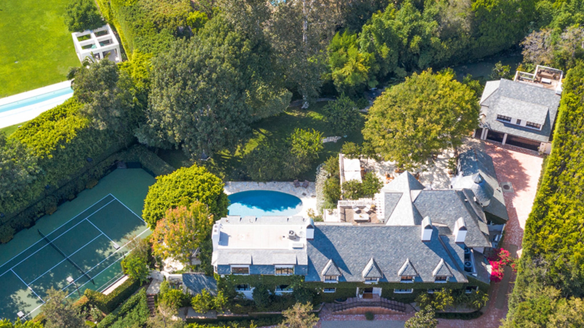Ellen DeGeneres Downloading Bev Hills Mansion Purchased From Adam Levine