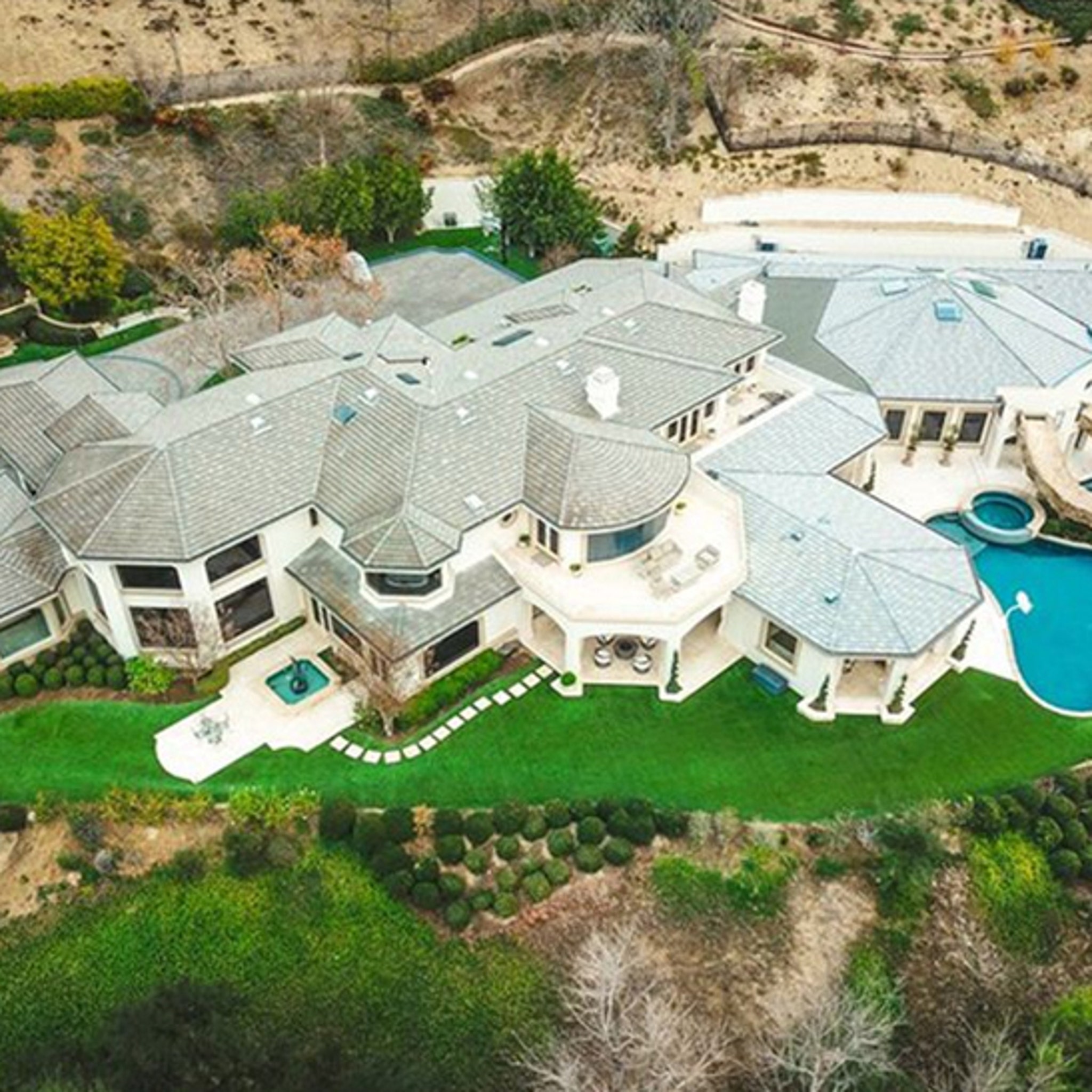 Anthony Davis Buys 7 5 Million Mansion With Private Basketball Court