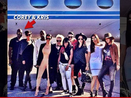 1027_kardashians_in_front_of_plane_instagram_arrow