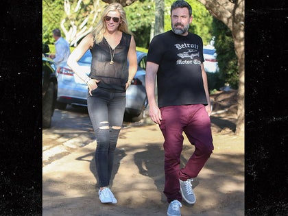 1025-ben-affleck-lindsay-shookus-house-hunting-photos-primary