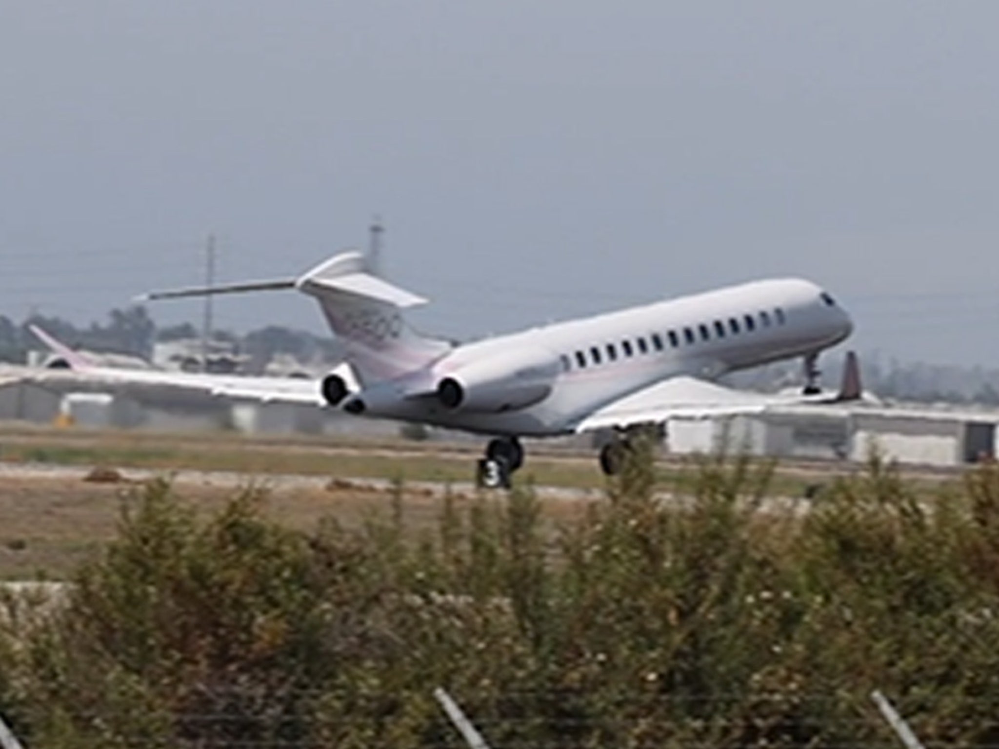 Travis Barker Flies on First Airplane Since Deadly Crash, image size:2048x1536