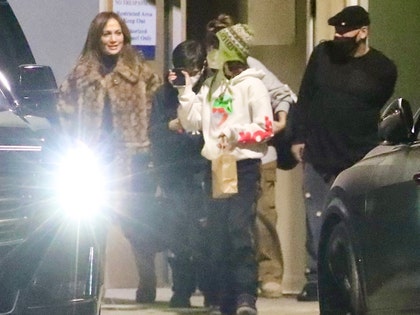 1125-jlo-kids-thanksgiving-bg1