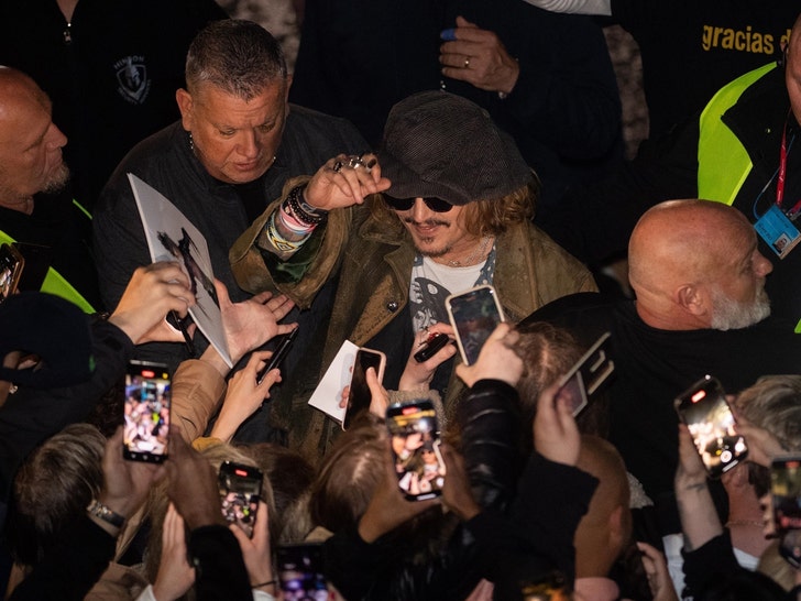 Johnny Depp Hayranları Tarafından Çevrildi, İmza İmzaladı