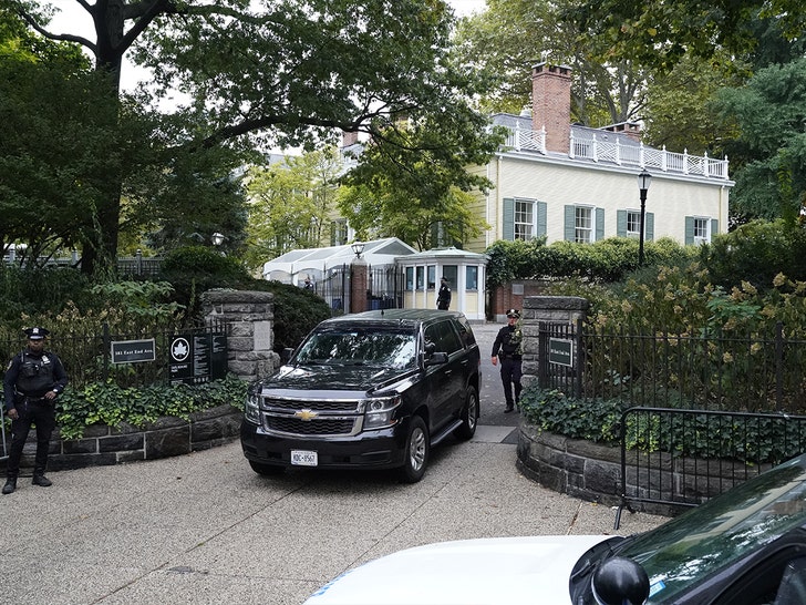 federal officials raid gracie mansion