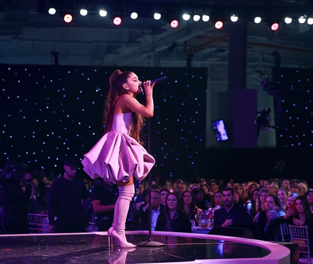 ariana_grande_performance_photos4