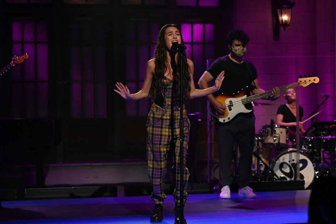 1116-Olivia-Rodrigo’s-Performance-Photos0004