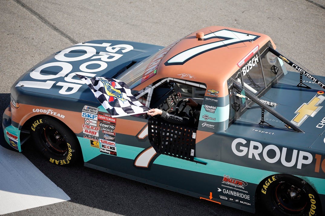 kyle busch on the track Photos8