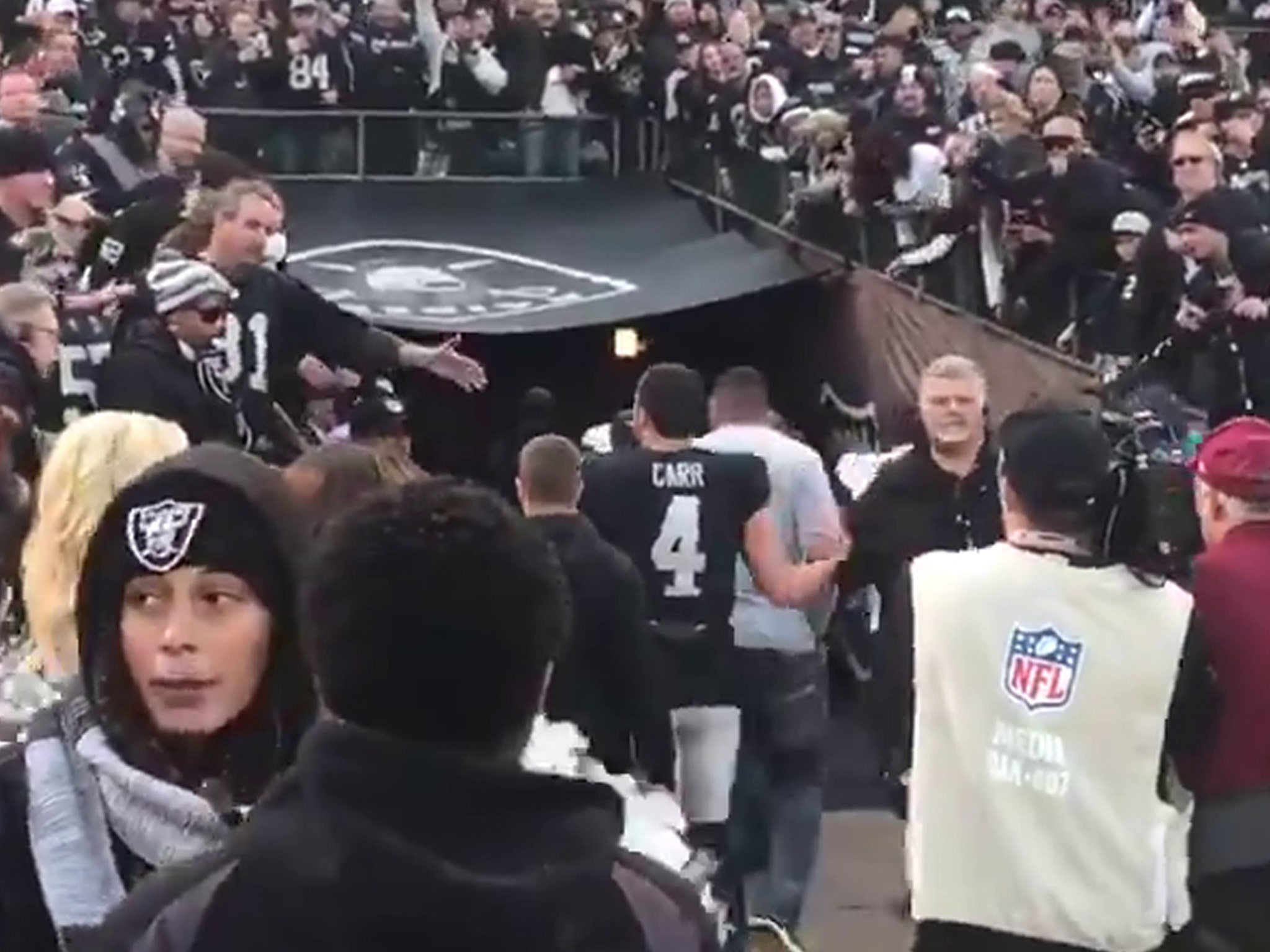 Raiders booed by fans after final game in Oakland (video) - Sports  Illustrated