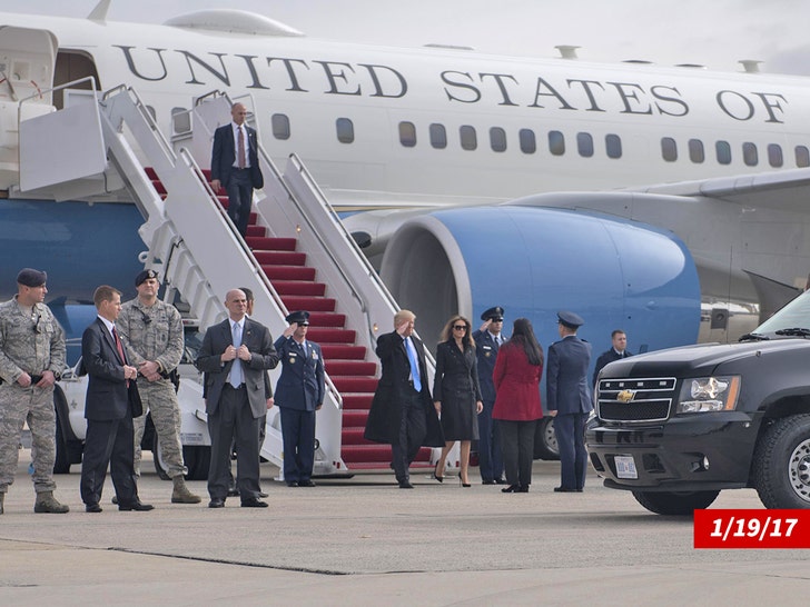 1119-trump melania air force 1 U.S. Air Force Photo by Airman 1st Class Rustie Kramer-02