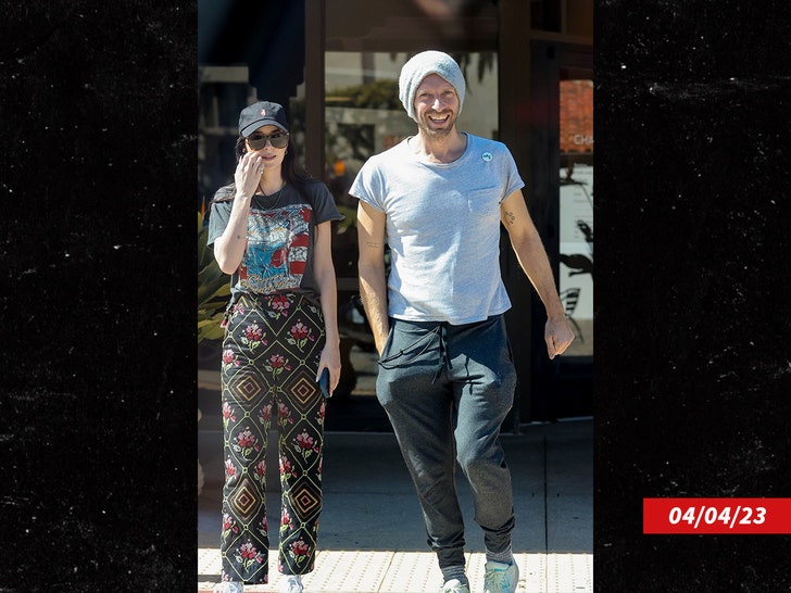 Chris Martin và Dakota Johnson 2023