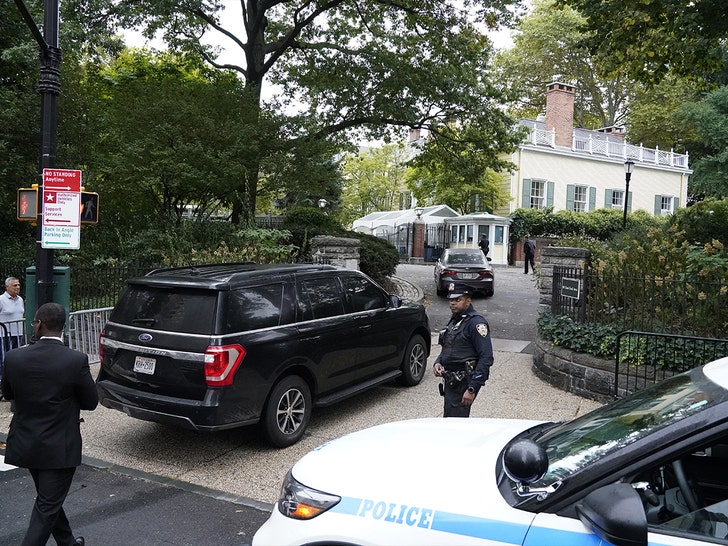 federal officials raid gracie mansion