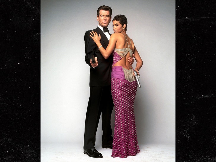 james-bond-halle-berry-alamy-1
