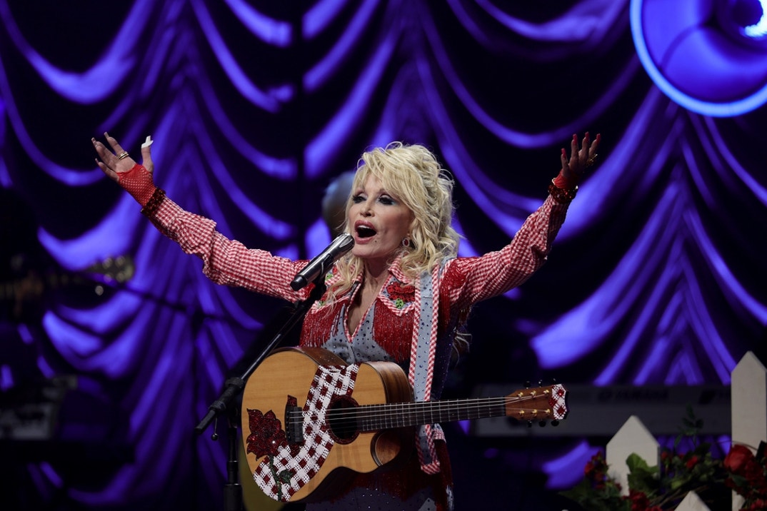 Dolly Parton On Stage 9