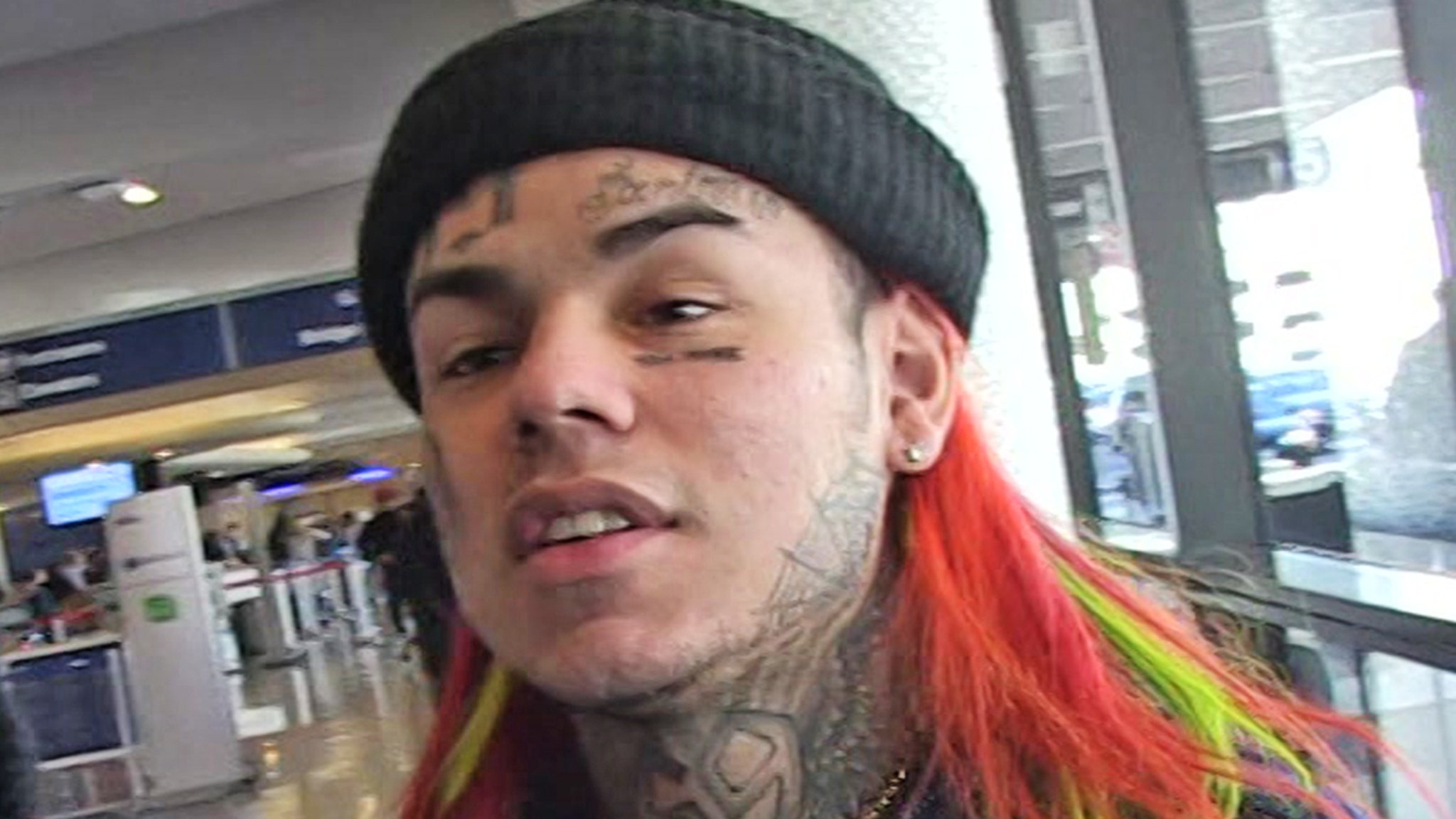 Tekashi 6ix9ine mengatakan FBI menggerebek rumahnya, senjata, dan narkoba yang mungkin disita