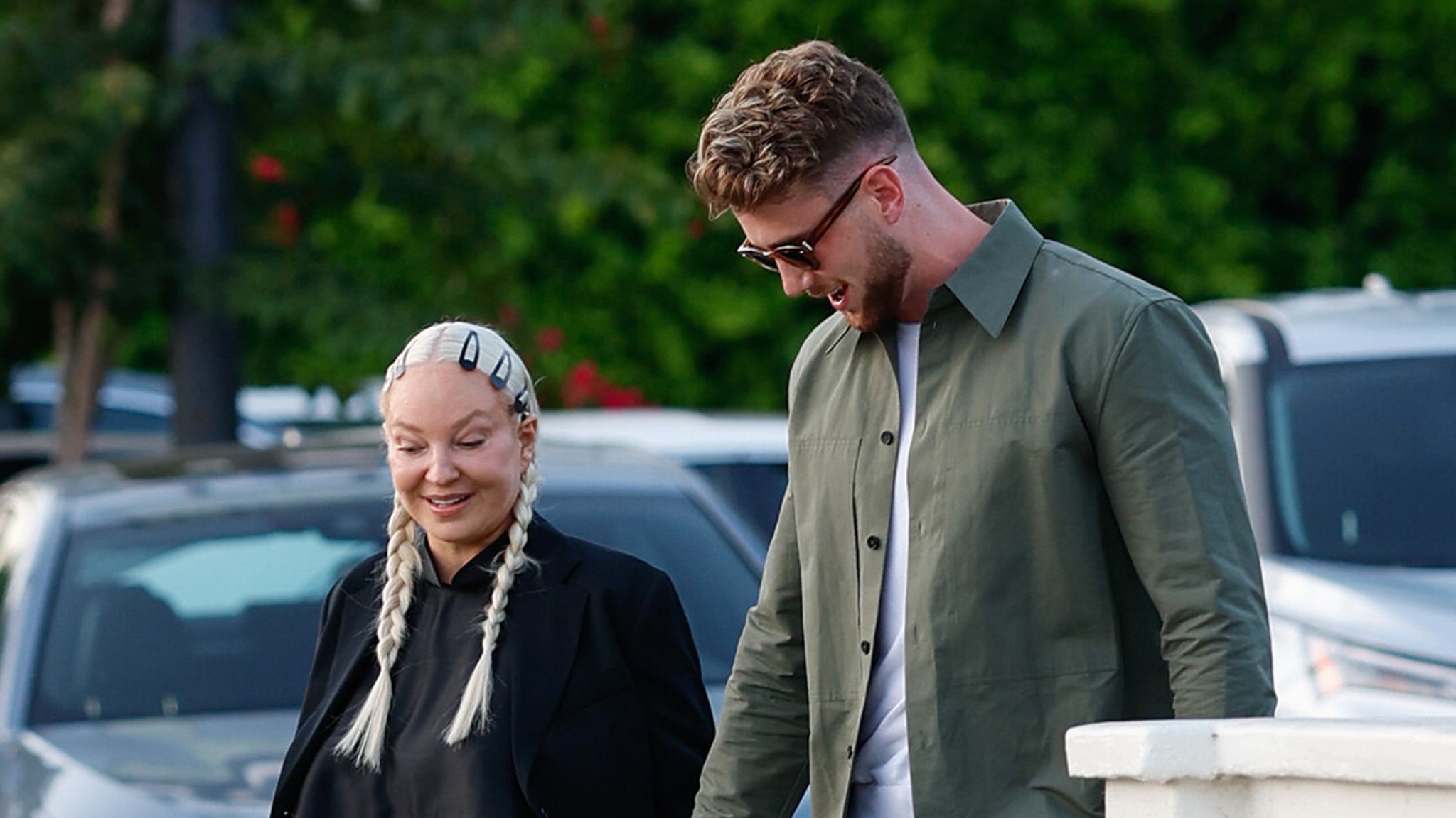 Sia Holds Hands with Harry Jowsey While Leaving Restaurant