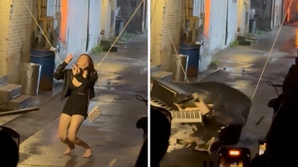 080825_eli_roth_piano_dummy_kal