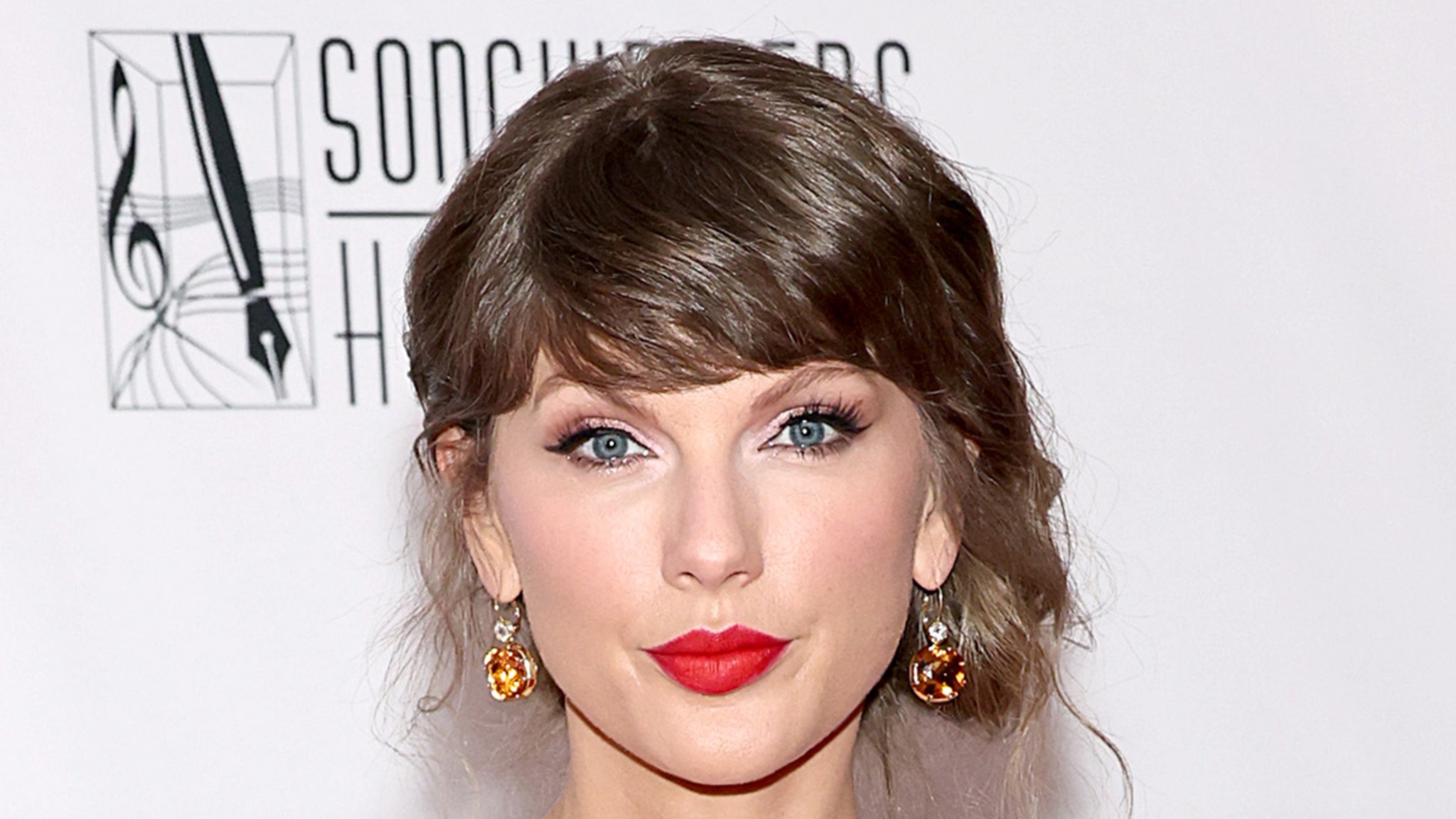 Taylor Swift Fans Think She's Dropping Album After Spotting&hellip;