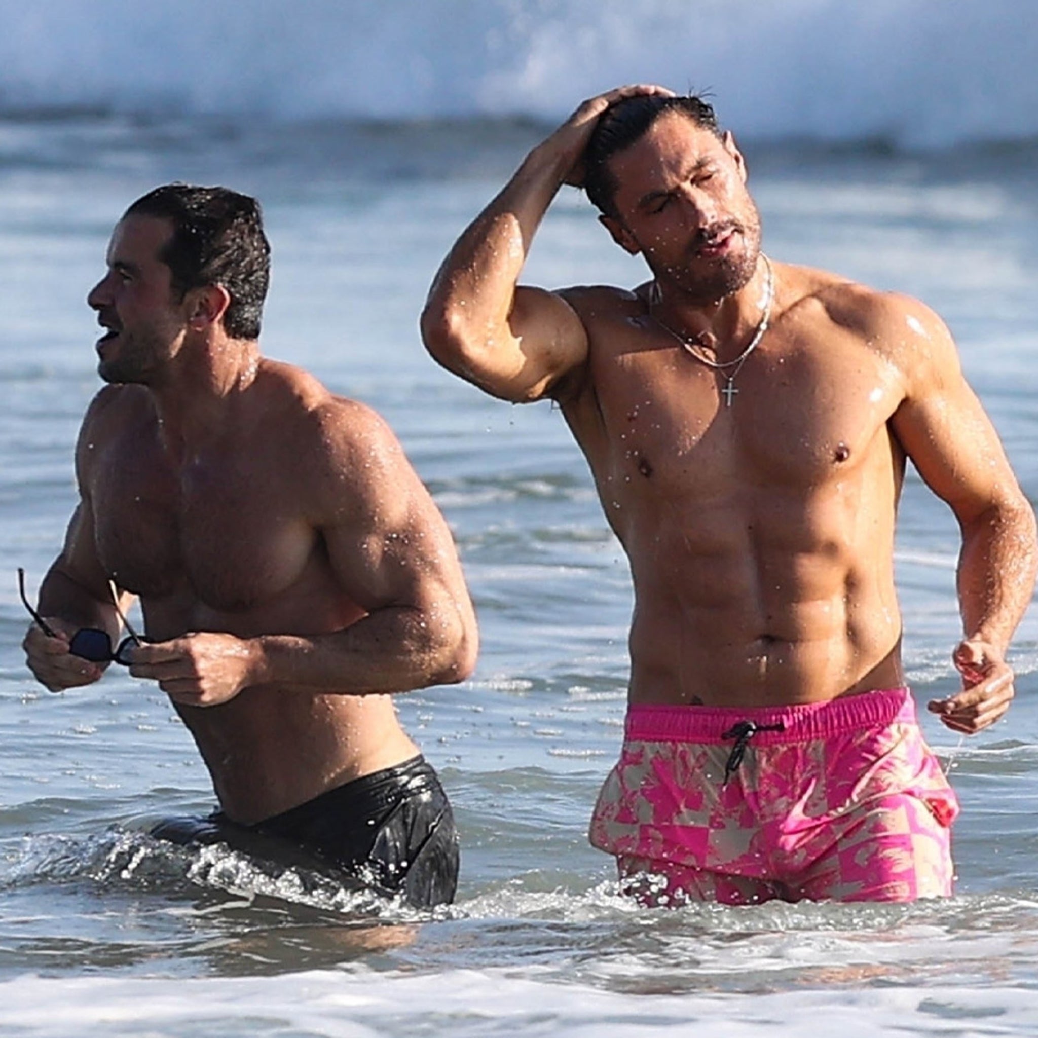 Chris Appleton & New Fling Splash Around for Shirtless Beach Date